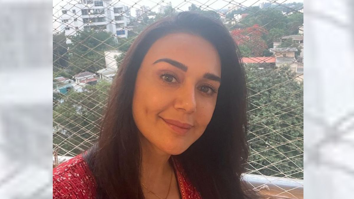 Preity Zinta Shares Picture With Hrithik Roshan And Gang, Fans Say '90s Kids Will Love It'